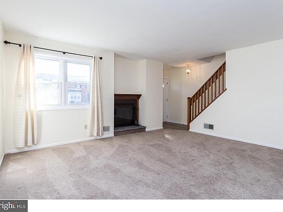 2nd image of 121 E Green Valley Cir
