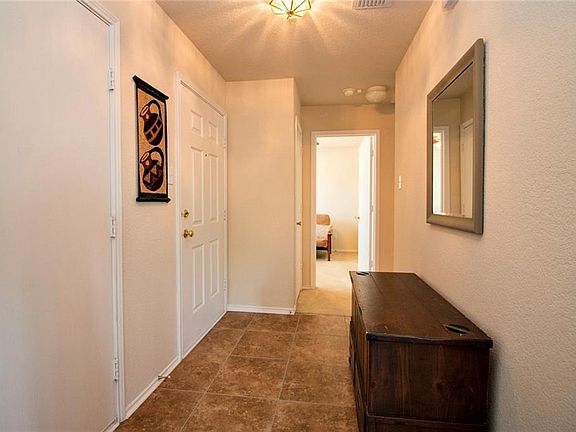 3rd image of 921 Oak Hollow Ln