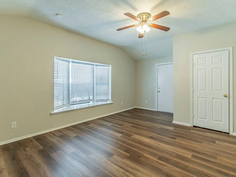 213 Melinda Dr — Photo 10