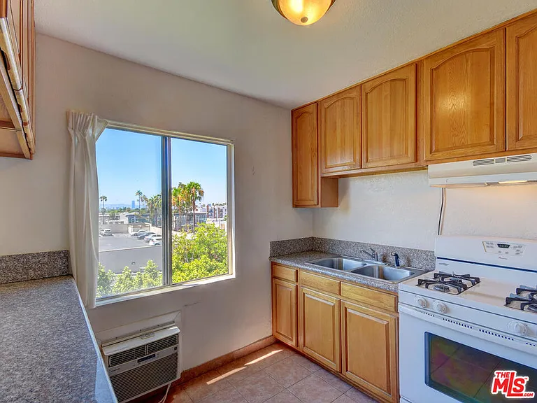 1540 N Fuller Ave #9 — Photo 6