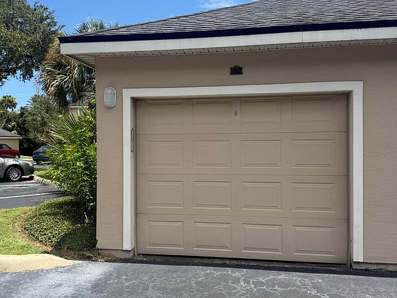 2nd image of 940 Village Trl Unit 5-106