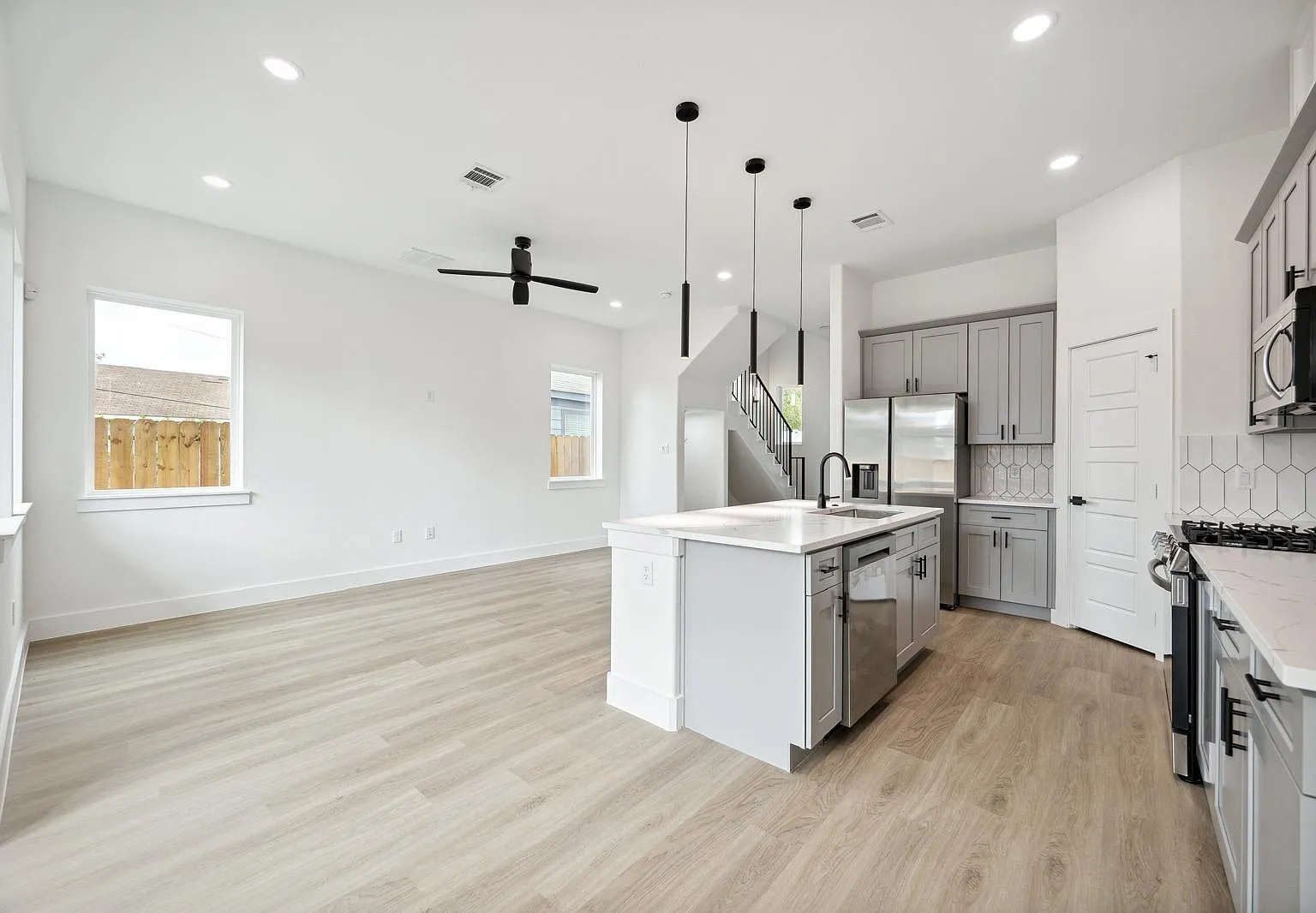 3 bed, 2.5 bath, 1840 sqft, $2,700 — Photo 4
