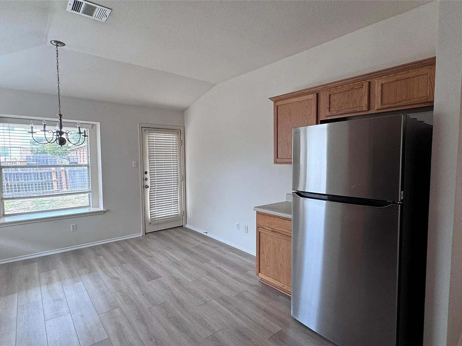 3 bed, 2.0 bath, 1355 sqft, $1,800 — Photo 4
