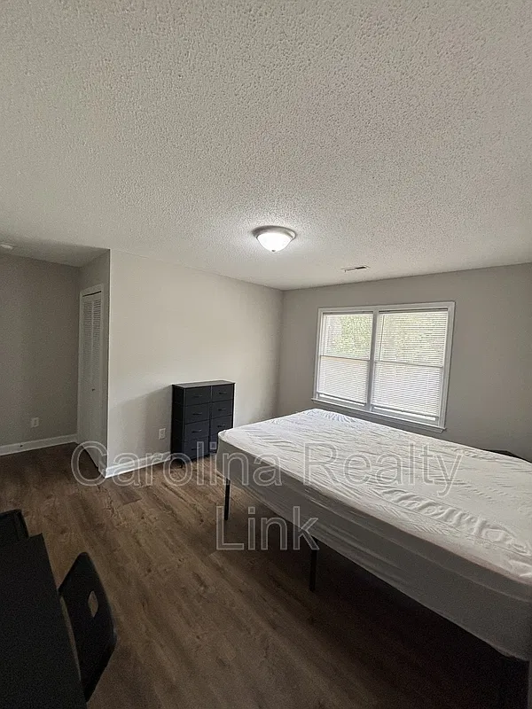 1 bed, 1.0 bath, $230 — Photo 4