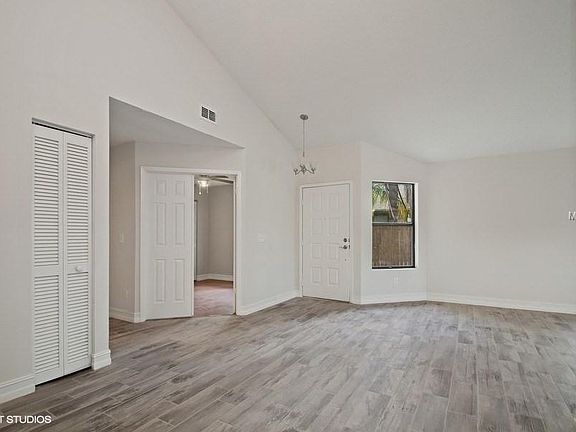 5th image of 124 Lakeside Cir