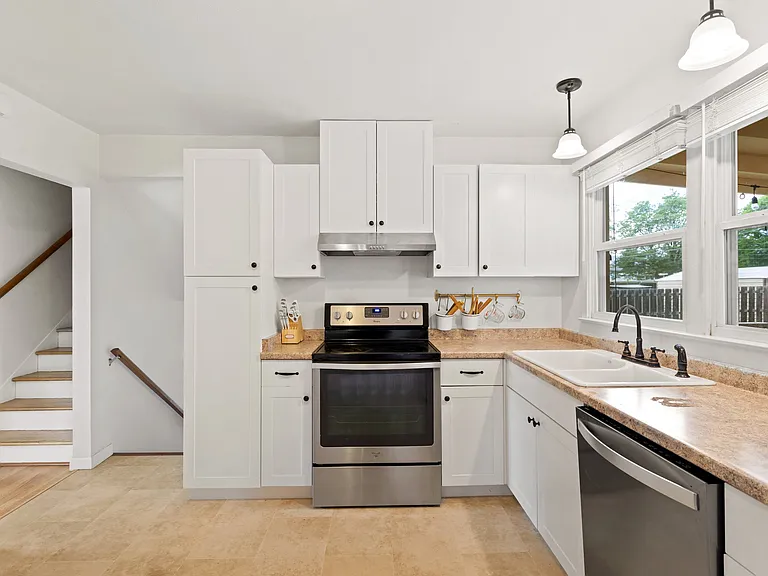 2506 Lelaray St — Photo 16