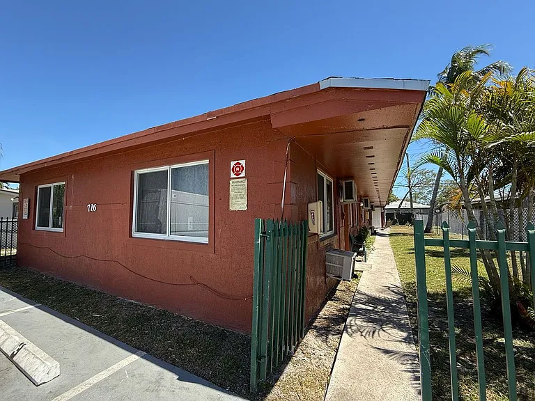 716 NW 4th Ave — Photo 3