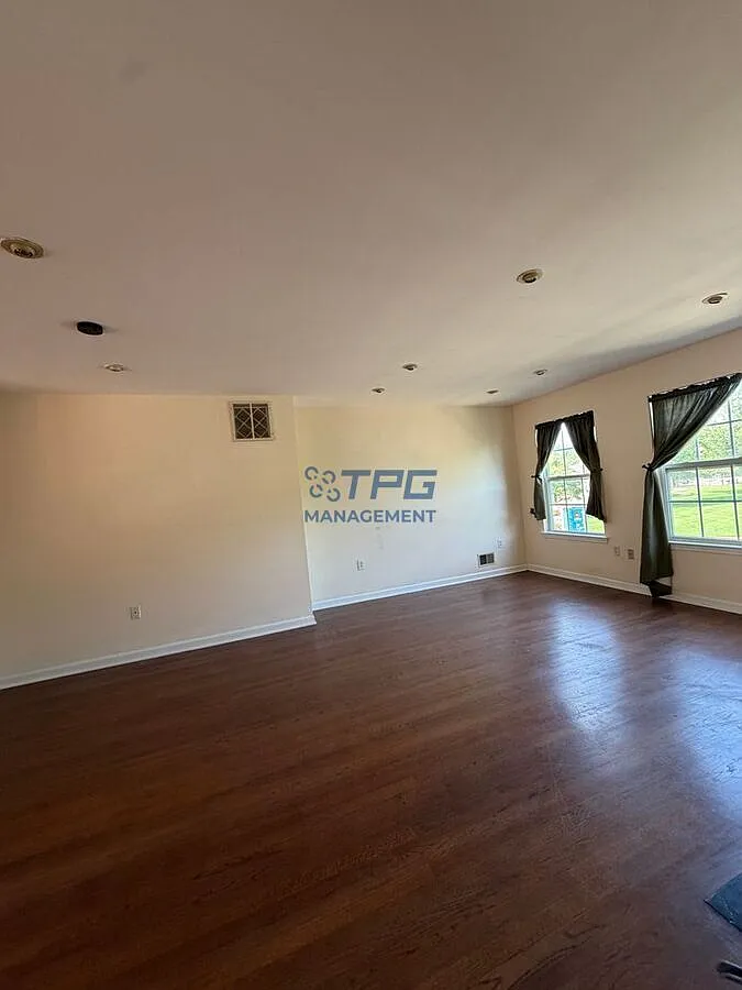3 bed, 3.0 bath, 1240 sqft, $3,400 — Photo 3