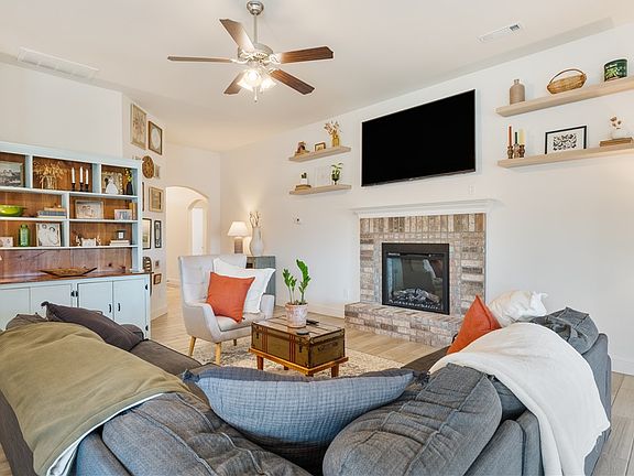 3rd image of 541 Melrose Pl