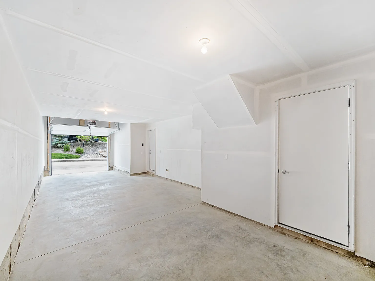 Almost New Walden 3 Bedroom 2.5 Bathroom w/ 2 Car Tandem Garage — Photo 4