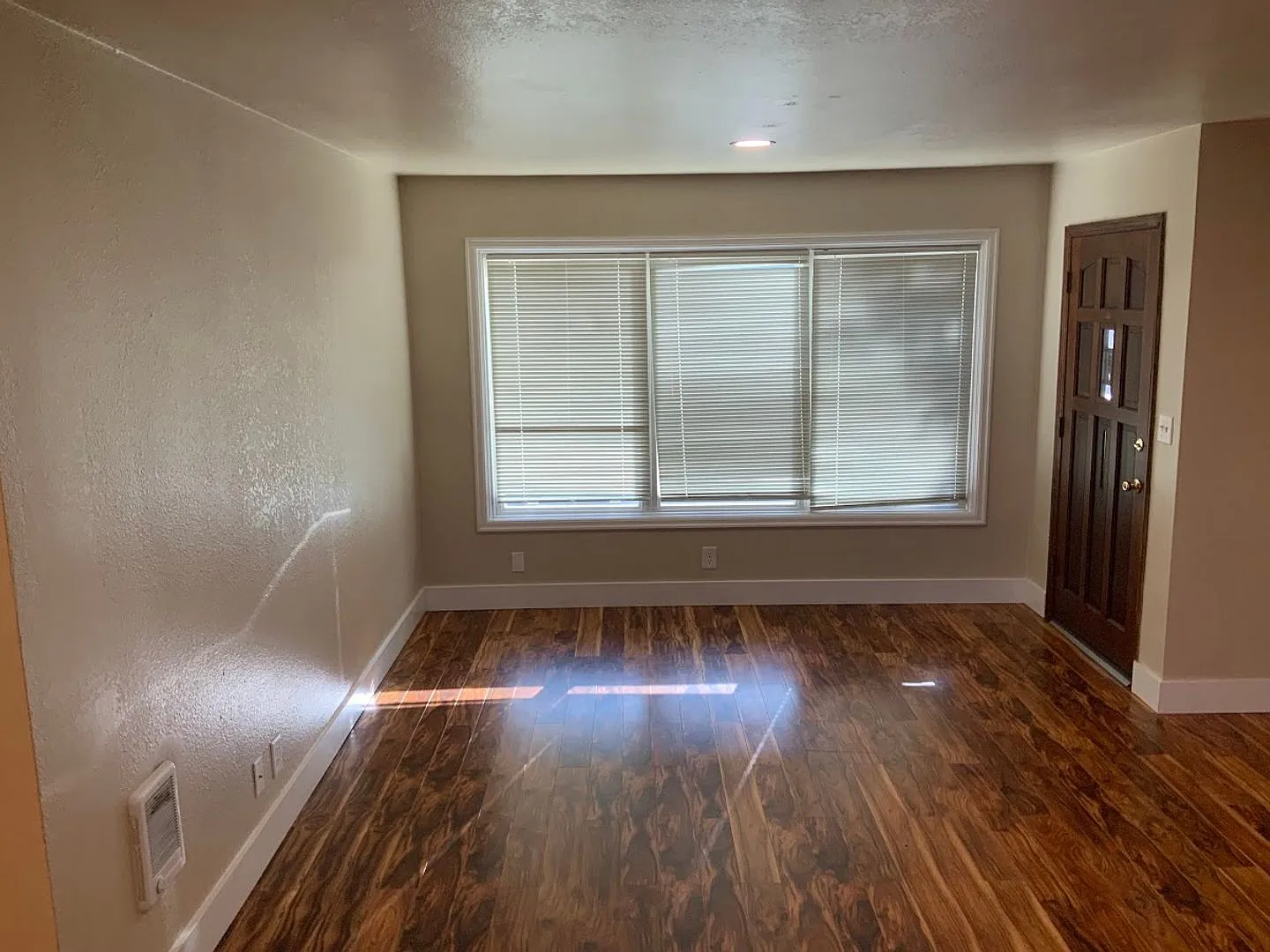 2 Bedroom 1 Bathroom — Photo 2