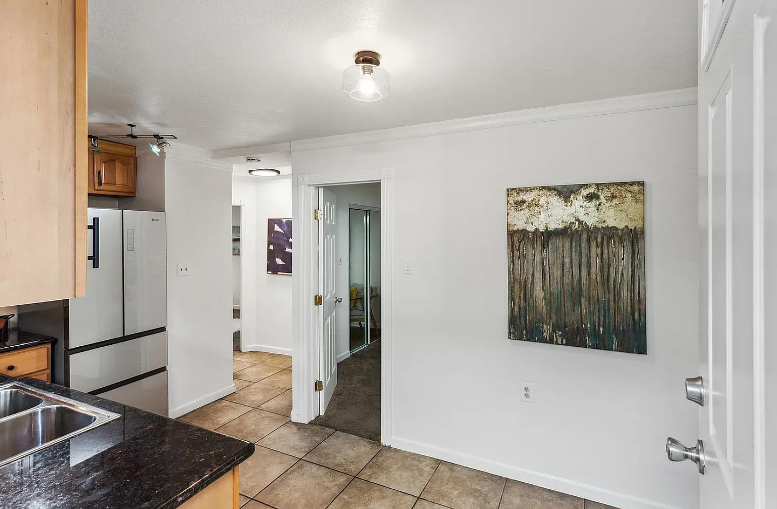 2 bed, 883 sqft, $2,200 — Photo 2