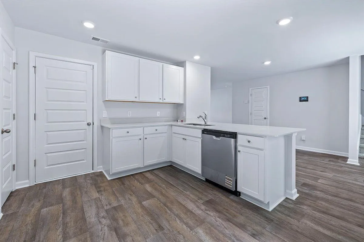 3 bed, 2.5 bath, 1518 sqft, $2,300 — Photo 4