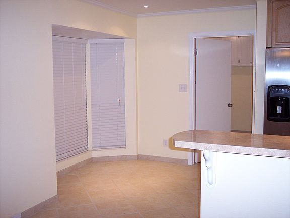 Breakfast Bar and Eat-In-Kitchen Area