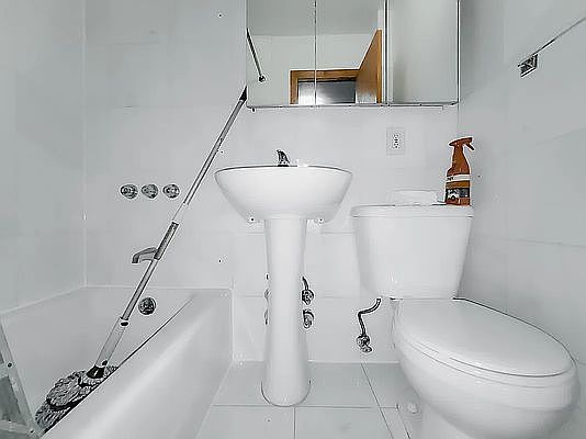 5th image of 213 E 84th St APT 4D