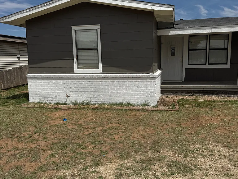 2404 W 9th St — Photo 2
