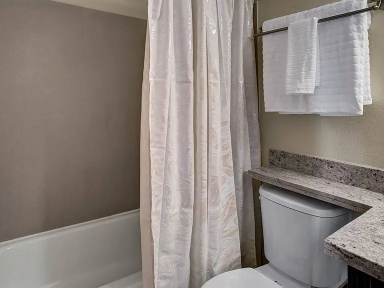 Leilani Apartment Homes — Photo 17