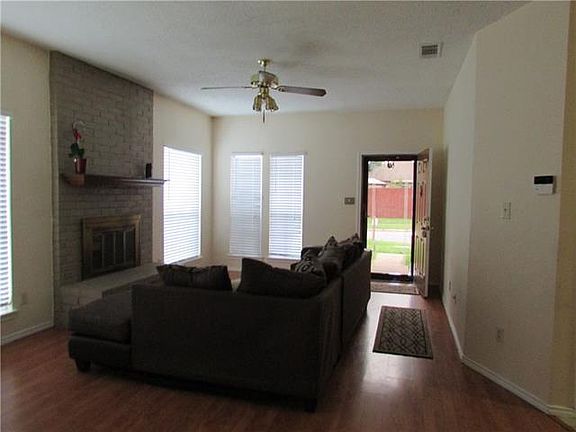 3rd image of 815 Headwater Dr