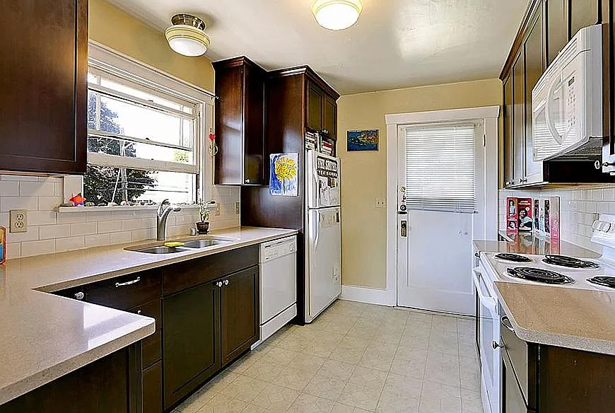 Spacious full kitchen