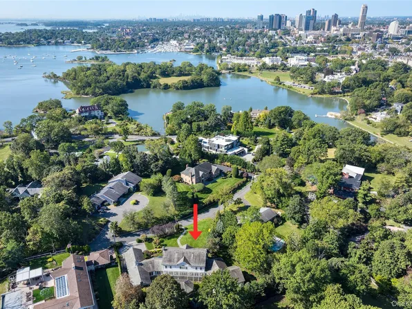 63 Premium Point, New Rochelle, NY 10801