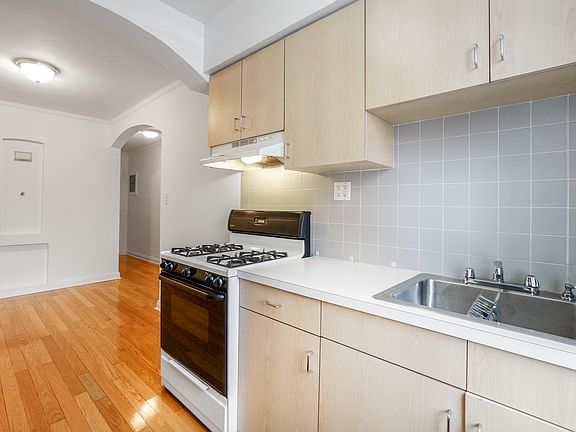 4th image of 154 Henry St APT 2A
