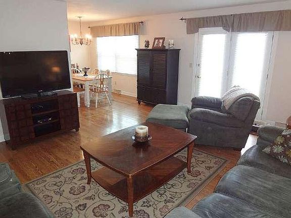 2nd image of 2109 Yvonne St