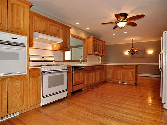 4th image of 95 Glenmere Dr
