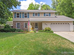 961 Shawmut Ct NW, Grand Rapids, MI
