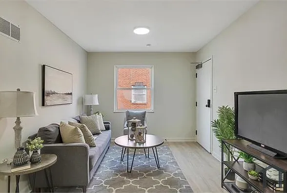 3 bed, 800 sqft, $1,295 — Photo 2