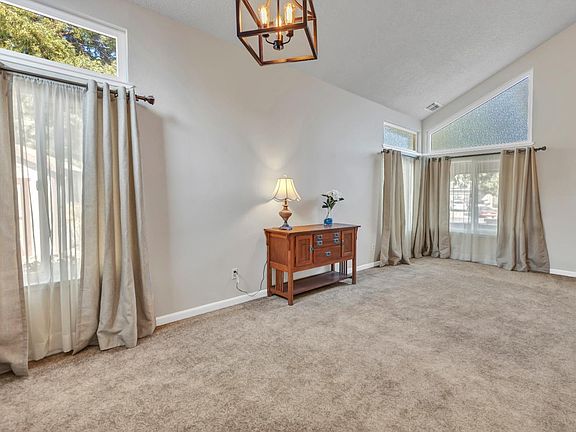 4th image of 16 Cherry Blossom Ct