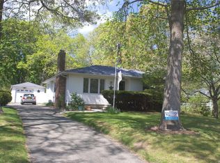 19 Tulip Ct, Moriches, NY 11955