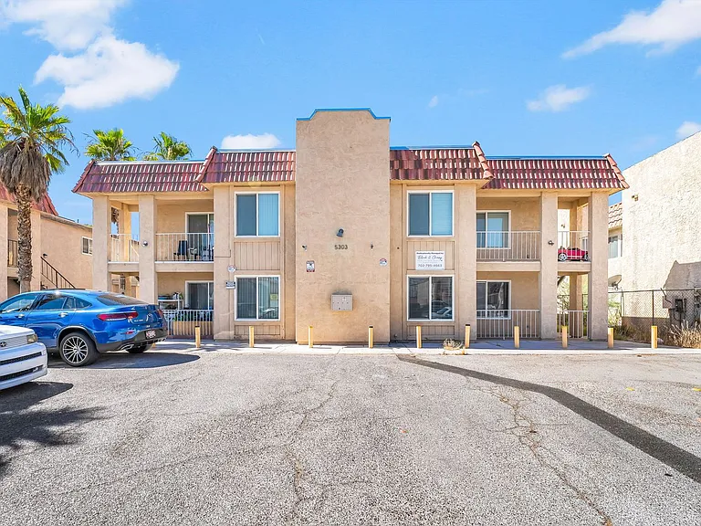 5303 Del Gado Dr — Photo 4