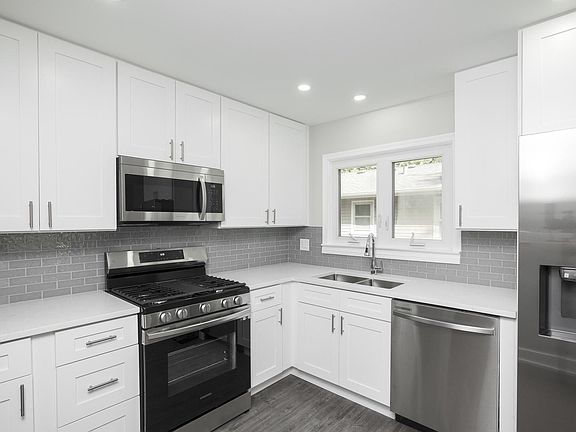 5th image of 556 Middlebury Ln