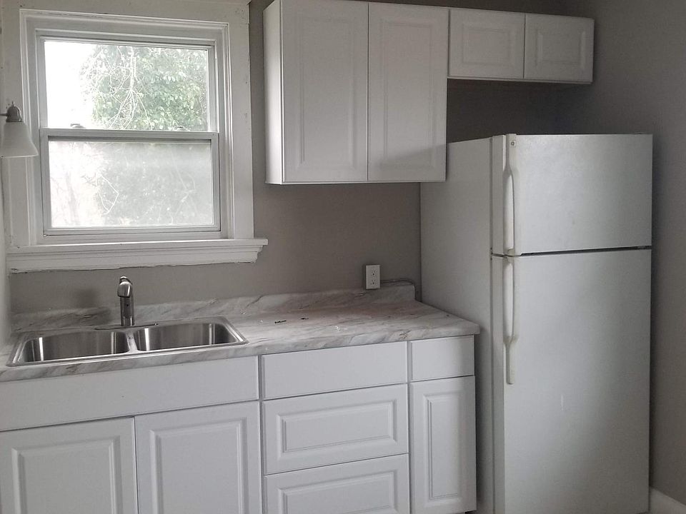 Eat-in Kitchen 1