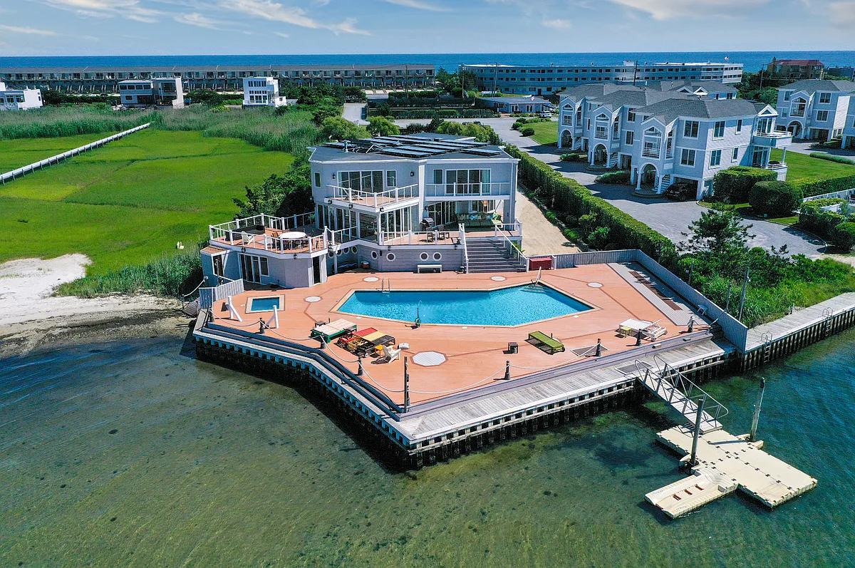 Building Photo - 570 Dune Rd