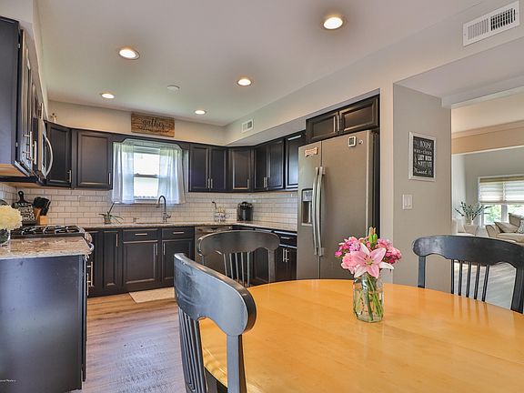 5th image of 21 Bunker Hill Dr