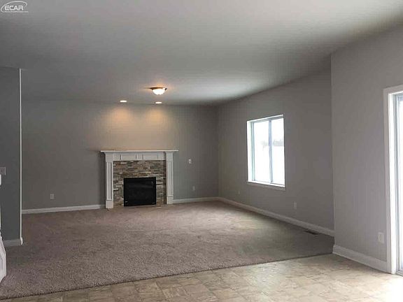 3rd image of 1525 Woodlake Ln