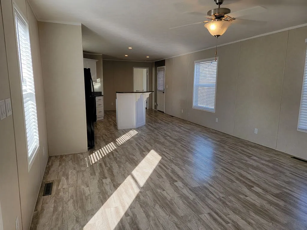 3 bed, 2.0 bath, 1216 sqft, $1,665 — Photo 2