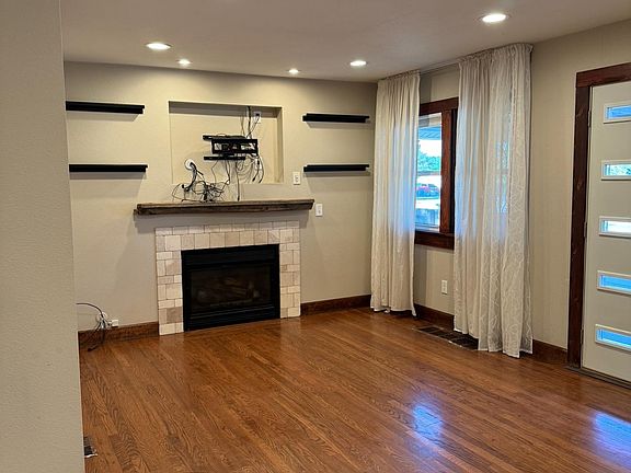 Living Rm. w/ Gas Fireplace & TV Mount.