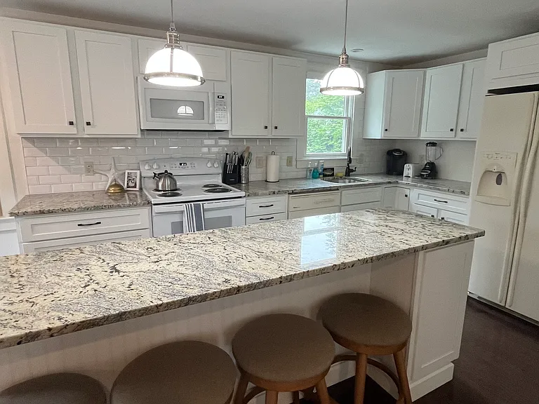118 Knott Ave — Photo 3