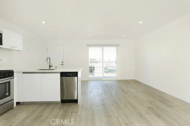 2 bed, 700 sqft, $1,950 — Photo 3