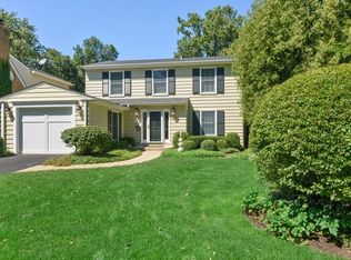 348 E Woodland Rd, Lake Bluff, IL 60044