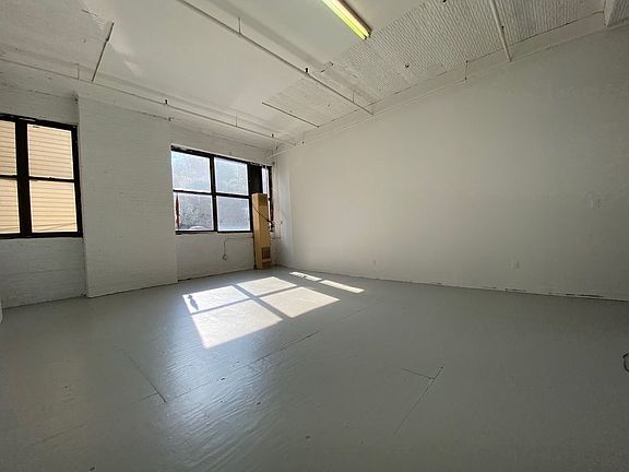 3rd image of 1085 Willoughby Ave #106