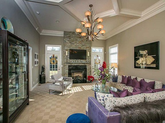 3rd image of 122 Pond Cir