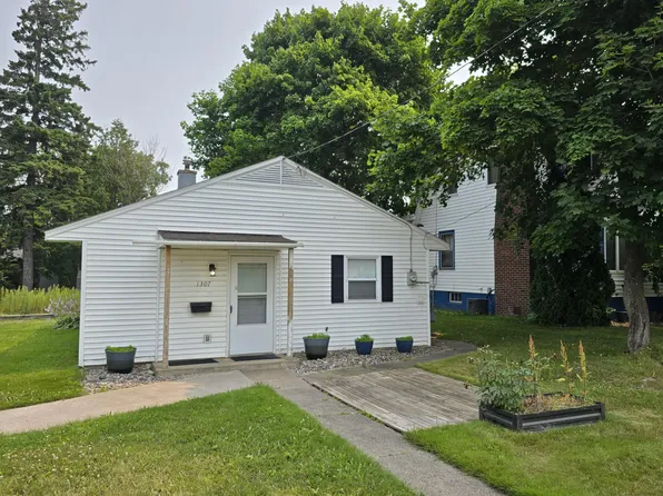 1307 Davitt St, Sault Sainte Marie, MI 49783
