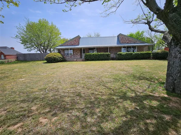 1352 Winn Rd, Bowie, TX 76230