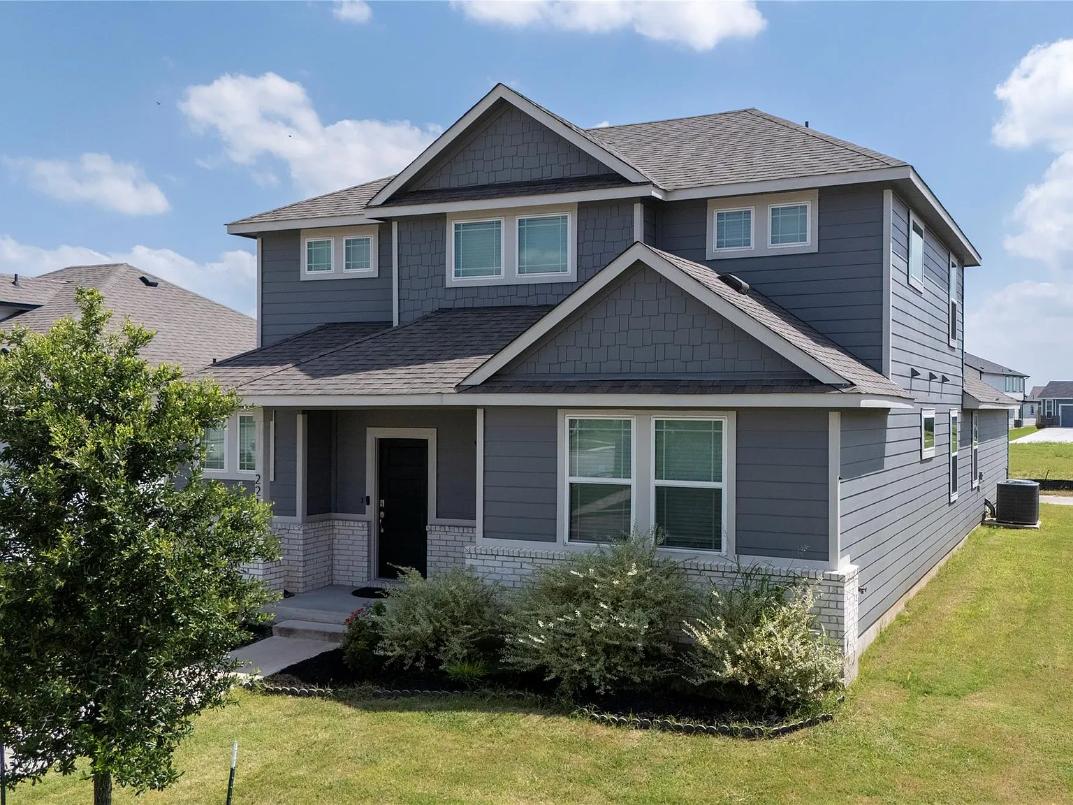 4 bed, 3.0 bath, 2115 sqft, $2,350 — Photo 2