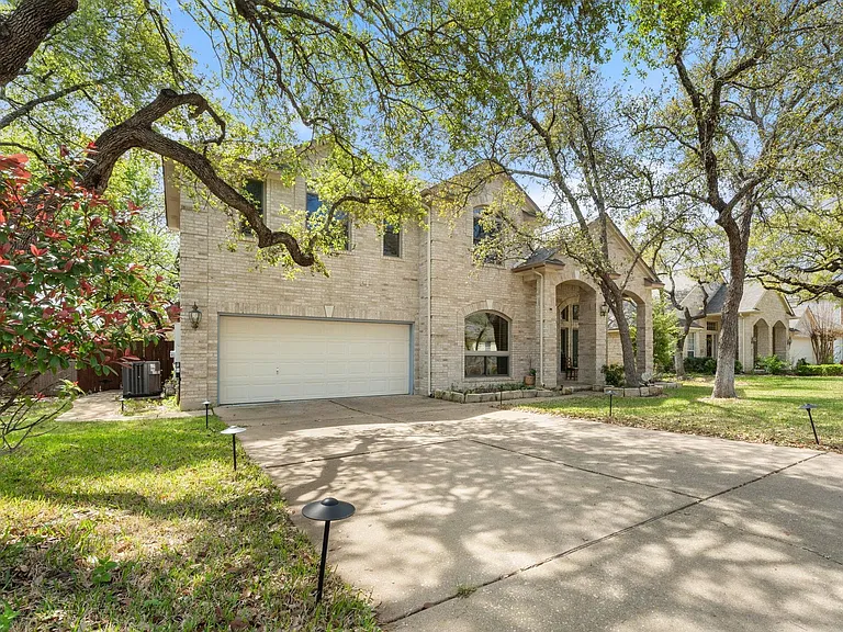 1512 Amelia Dr — Photo 2