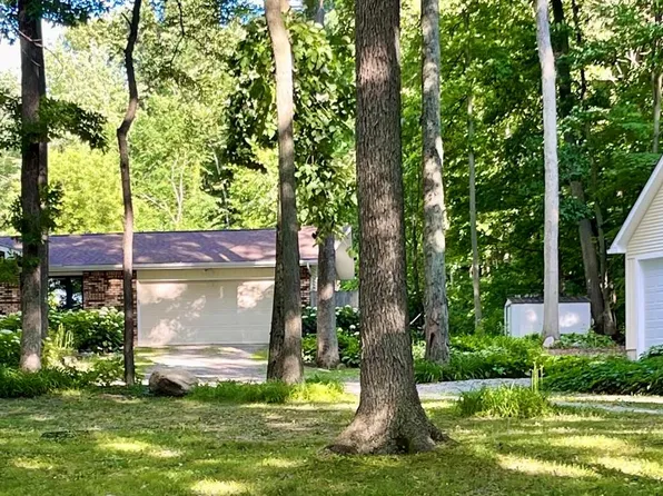 5500 Hartland Rd, Fenton, MI 48430