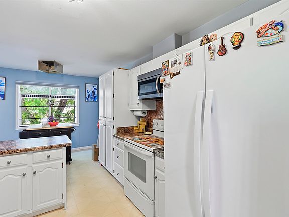 5th image of 2366 Wisconsin St
